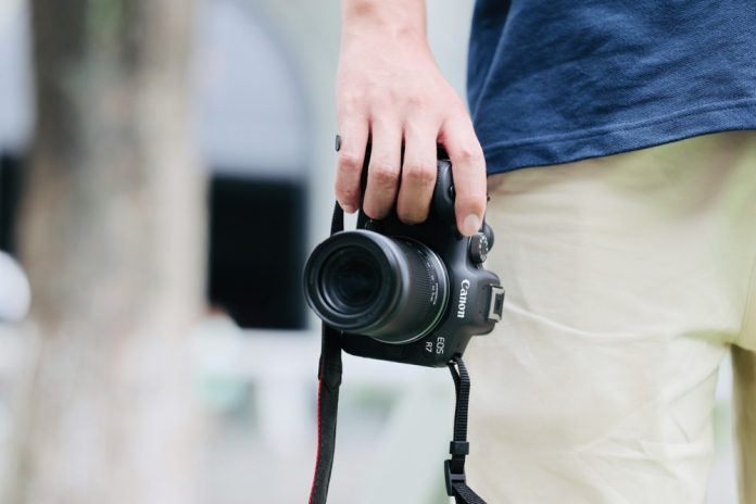 Person holding a canon EOS R7