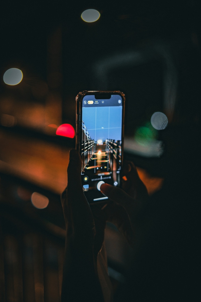 Taking a photo at night with a smartphone