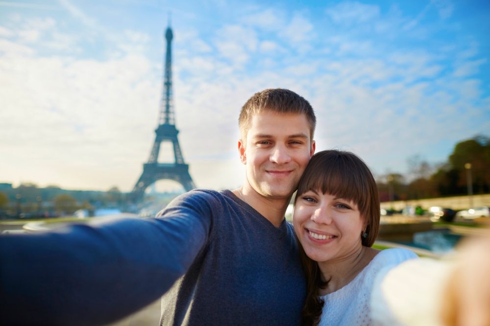 Couple in front of the Eiffel tower