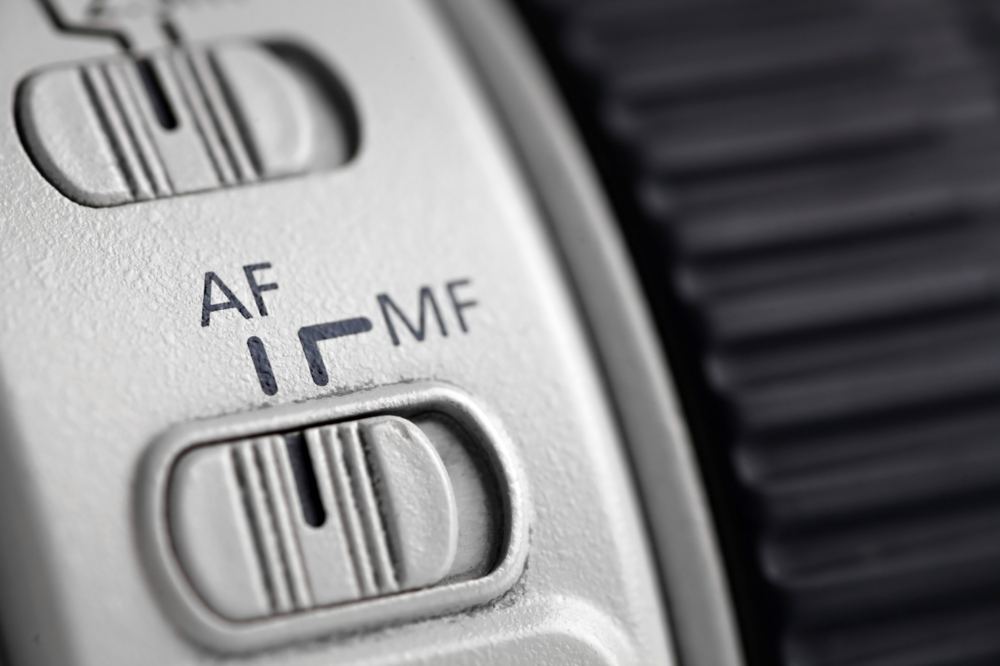 Focus mode switch on a lens