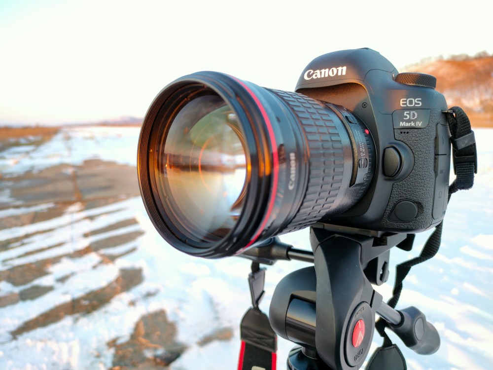 Canon EOS 5D Mark IV on a tripod in the snow